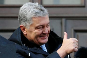 Порошенко пришел на допрос в ГБР: встреча со следователем была недолгой