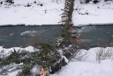 На Закарпатті обірвався підвісний міст, діти впали в річку (відео)