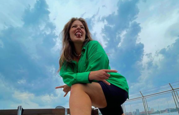 Вагітна двійнею модель Ешлі Грем в одному светрі показала величезний живіт