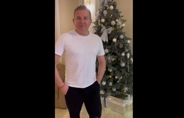 "Іди у спортзал!": Горбунов станцював у самих шортах на пляжі та "посварив" мережу (відео)