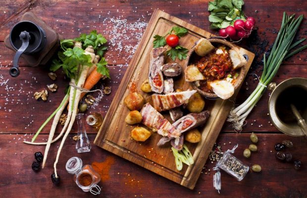 Как быстро почистить лук или размягчить масло: 10 кулинарных лайфхаков