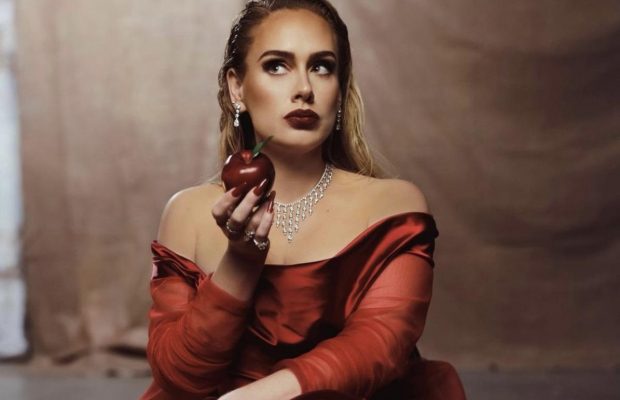 Священник от Louis Vuitton: Адель выпустила стильный клип на песню "Oh My God"