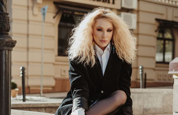 Босоніж і в одній футболці: травесті-діва Монро прогулялася по снігу