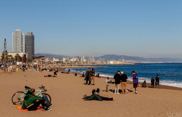 Теплый бриз и мандарины: как Барселона встречает туристов зимой (фоторепортаж)