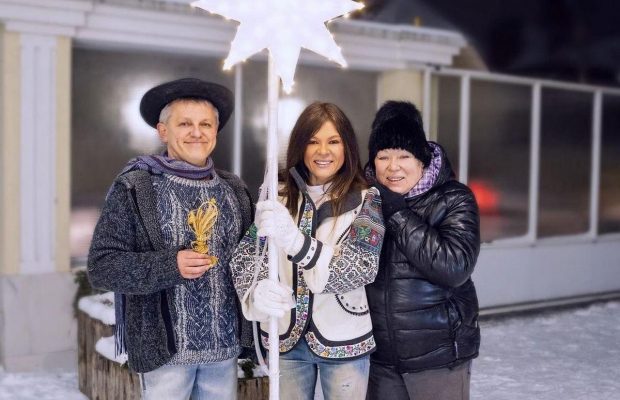 Схожа як дві краплі води: Руслана показала рідкісне фото з мамою