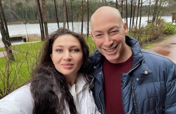 "Найдорожче": Дмитро Гордон потримав дружину за пишні груди (фото)