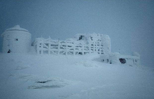 В Карпатах ударил мороз в -18°: как сейчас выглядят заснеженные горы (фото)