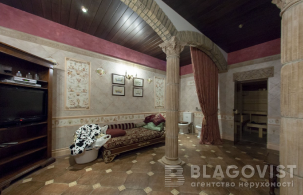 В центре Киева за миллион долларов продают элитную трехуровневую квартиру