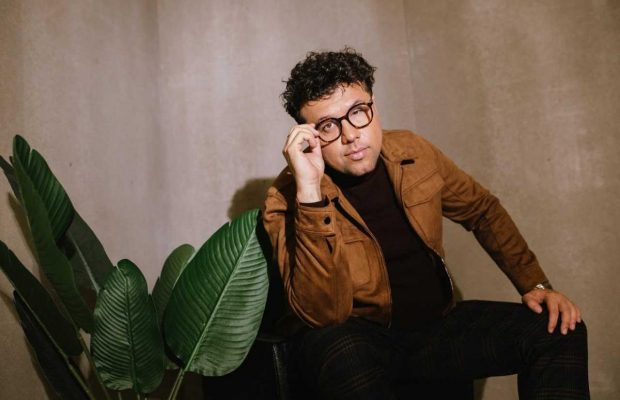 Актор "Жіночого Кварталу" розповів про бійки, про мрію стати ченцем і про травму