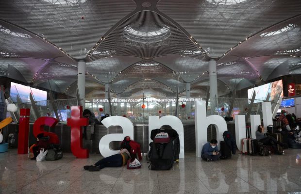 Аеропорт Стамбула відновлює роботу після сильного снігопаду