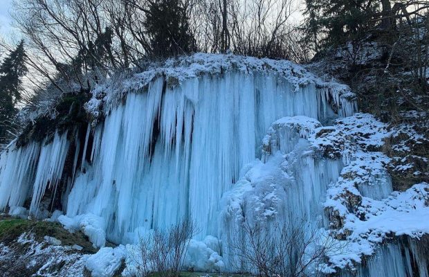 Замерзшие водопады в Румынии вызвали ажиотаж среди туристов (фото, видео)