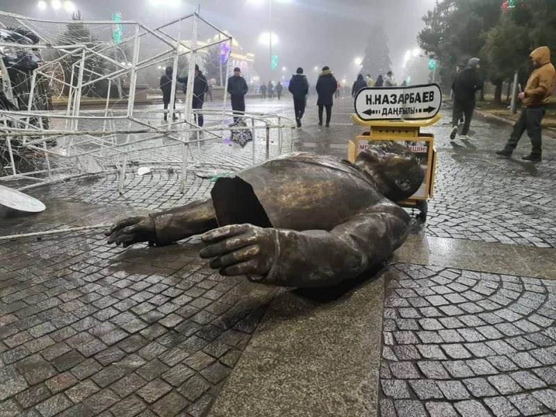 Памятник Назарбаеву в Талдыкоргане снесли / KazTAG