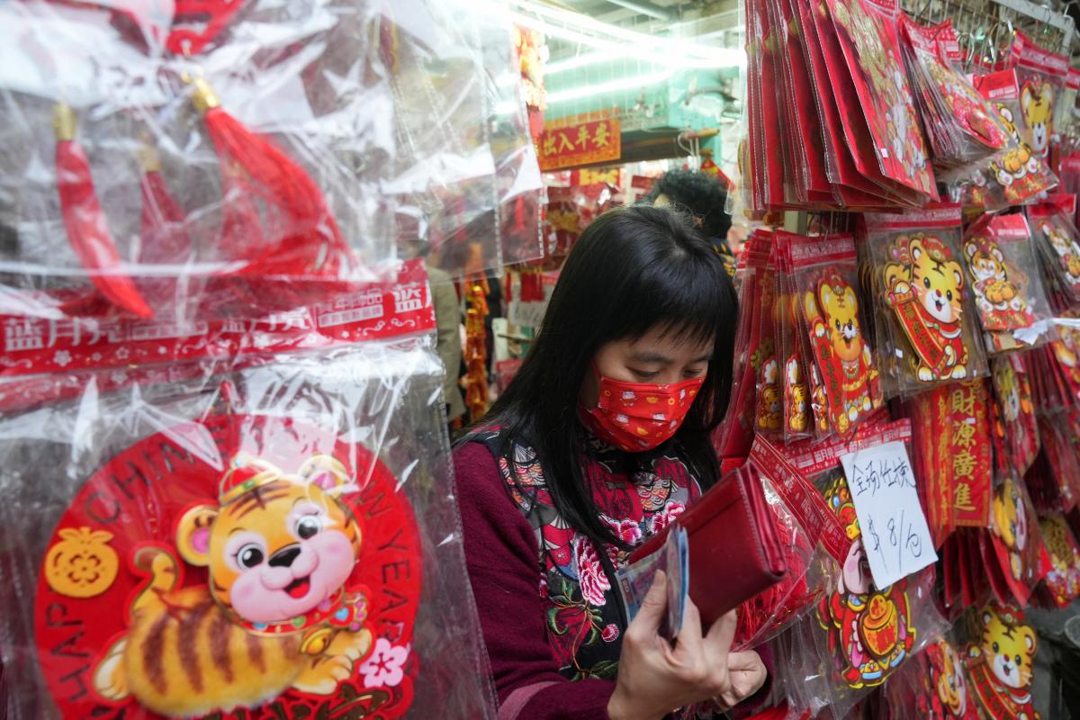 У Китаї майже ціла провінція захворіла коронавірусом \ фото REUTERS