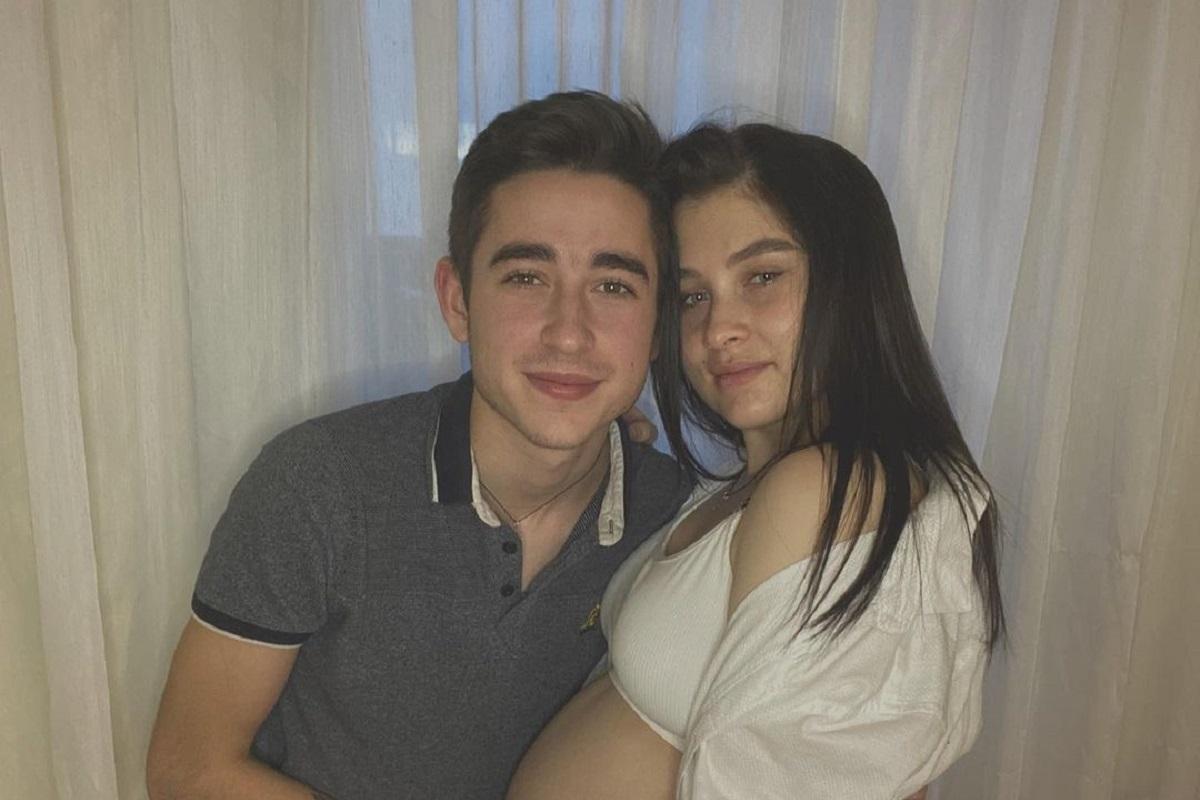 Роман Сасанчин с беременной женой / фото instagram.com/annavi_i