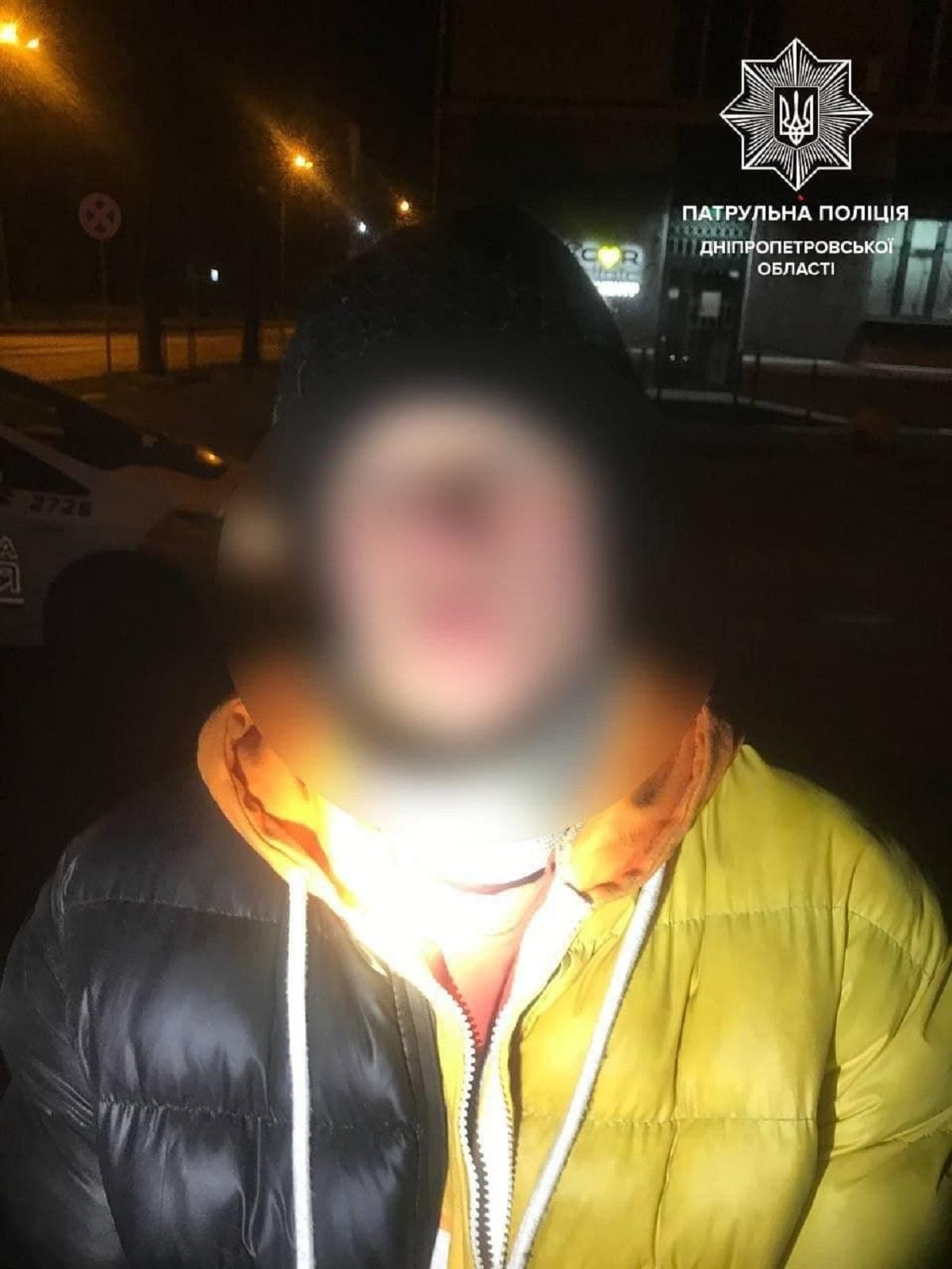 Медики госпіталізували парубка / фото Патрульна поліція Дніпропетровської області Медики госпіталізували парубка / фото Патрульна поліція Дніпропетровської області