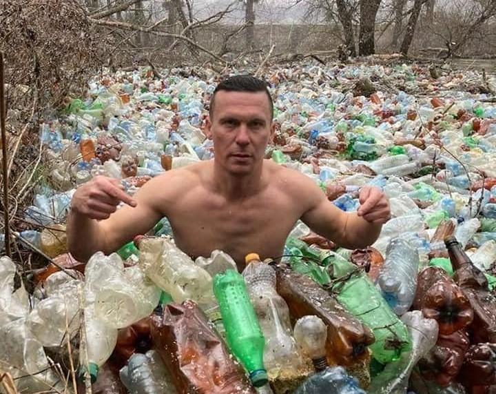 Віктор Бучинський у сміттєвому заторі на Боржаві / Фото В. Бучинського