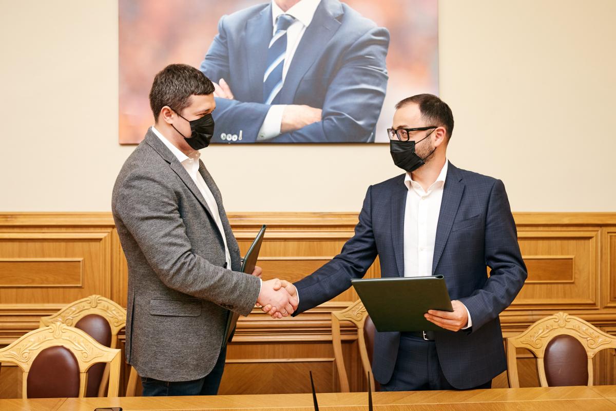 Министр цифровой трансформации Украины Михаил Федоров и управляющий партнер холдинга TECHIIA Юрий Лазебников во время подписания Меморандума в октябре 2020 года Министр цифровой трансформации Украины Михаил Федоров и управляющий партнер холдинга TECHIIA Юрий Лазебников во время подписания Меморандума в октябре 2020 года