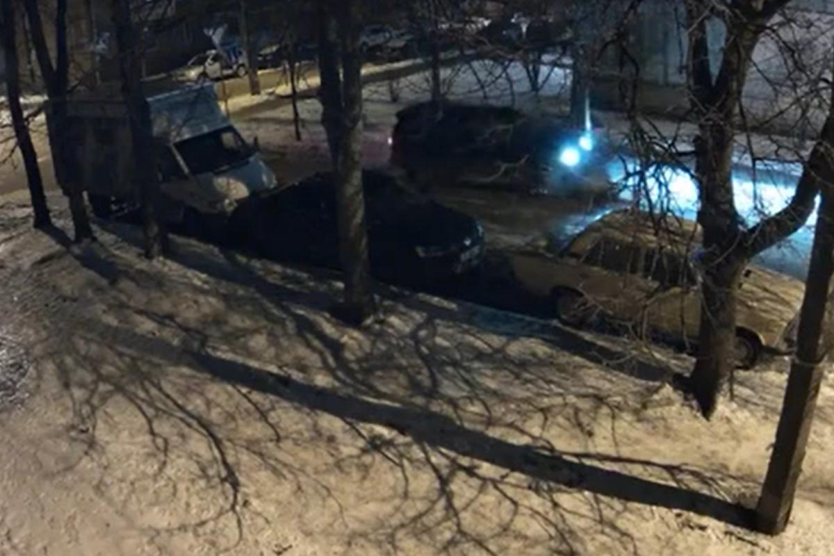 В столице на Нивках "чудил неадекват" на внедорожнике / скриншот В столице на Нивках "чудил неадекват" на внедорожнике / скриншот