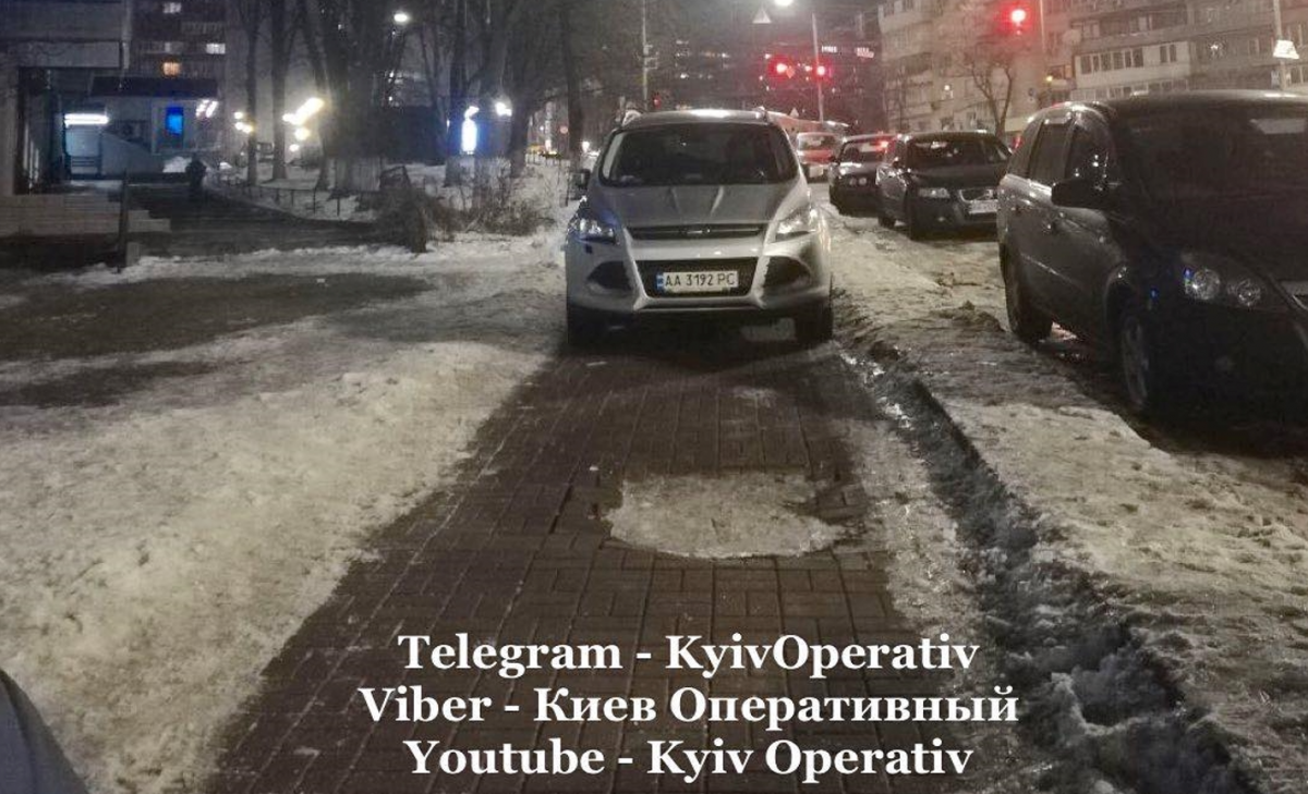 Грубе порушення правил парковки на Печерську / фото: Київ Оперативний Грубе порушення правил парковки на Печерську / фото: Київ Оперативний