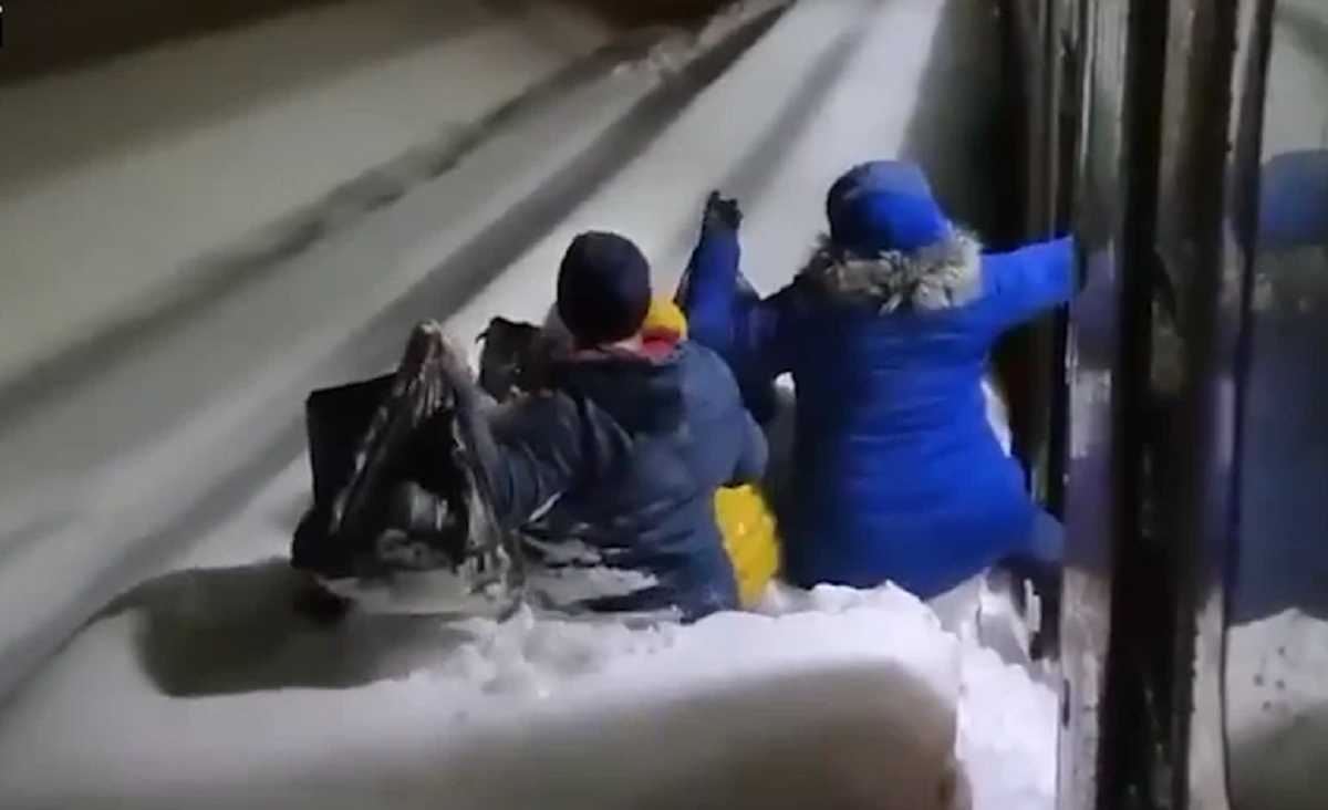 На кадрах, що розлетілися соцмережами, видно, як людей висадили з вагона в замет / скріншот На кадрах, що розлетілися соцмережами, видно, як людей висадили з вагона в замет / скріншот