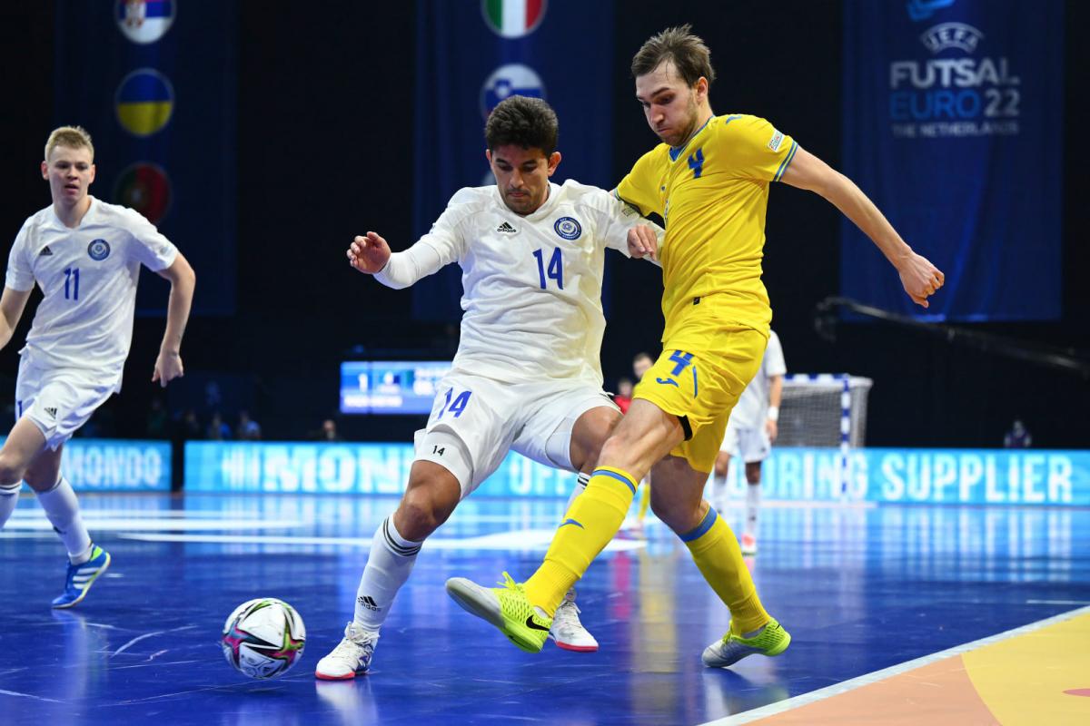 Владимир Разуванов (в желтом) в матче против Казахстана
