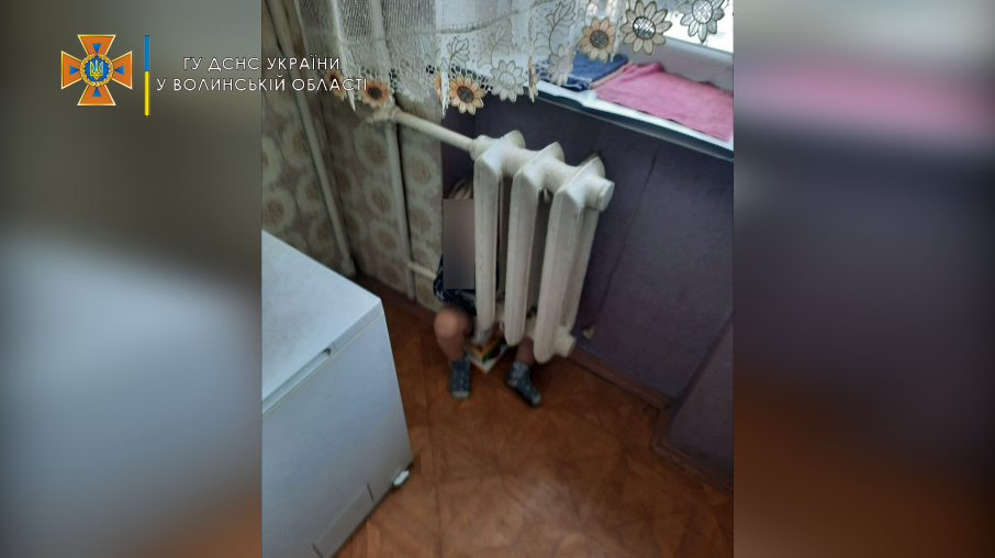 Хлопчик застряг у батареї / фото ДСНС Волинської області Хлопчик застряг у батареї / фото ДСНС Волинської області