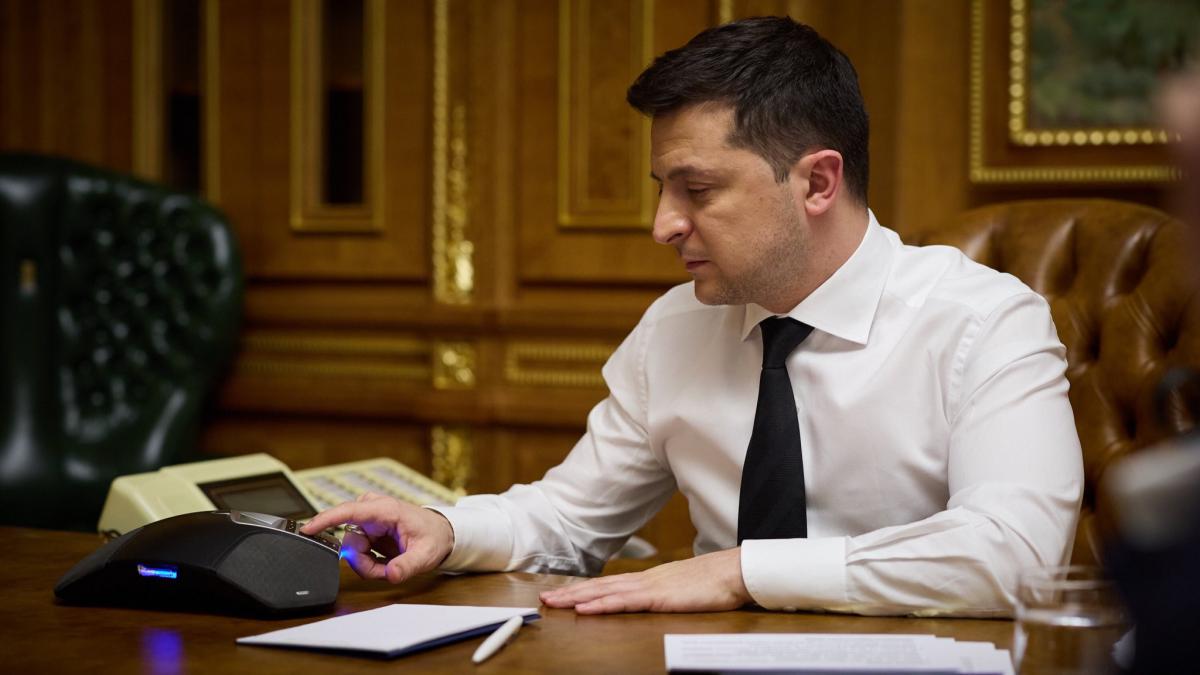 Зеленський зідзвонився з Макроном / фото twitter.com/ZelenskyyUa Зеленський зідзвонився з Макроном / фото twitter.com/ZelenskyyUa