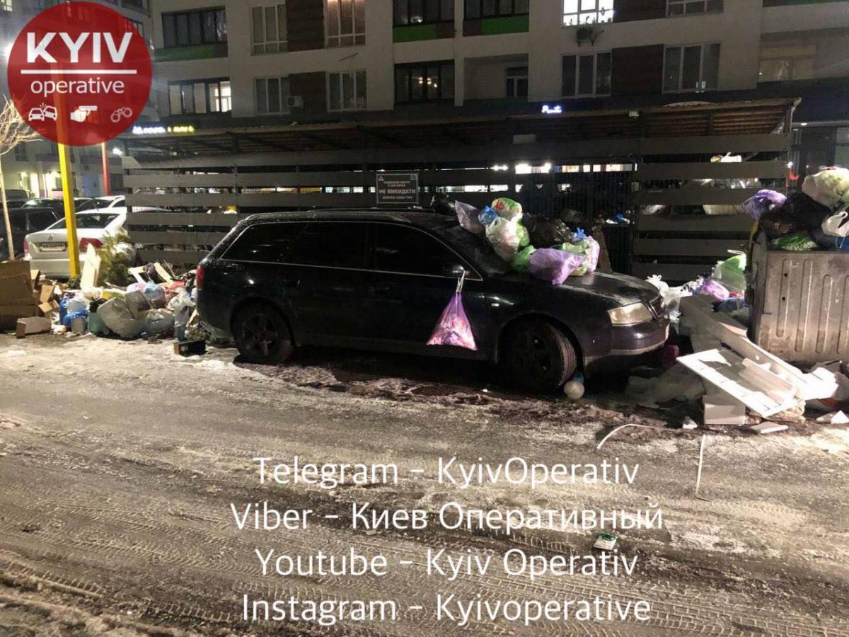 Обурені мешканці ЖК помстилися порушнику / фото: Київ Оперативний Обурені мешканці ЖК помстилися порушнику / фото: Київ Оперативний