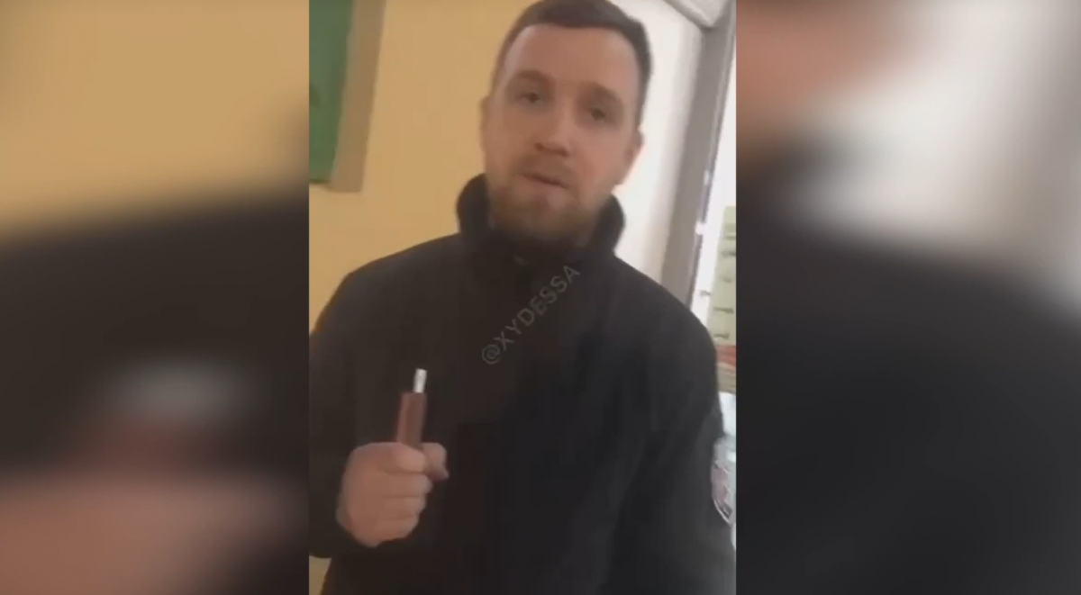 Из одесского ТЦ выгнали девушку с ДЦП / Скриншот Из одесского ТЦ выгнали девушку с ДЦП / Скриншот