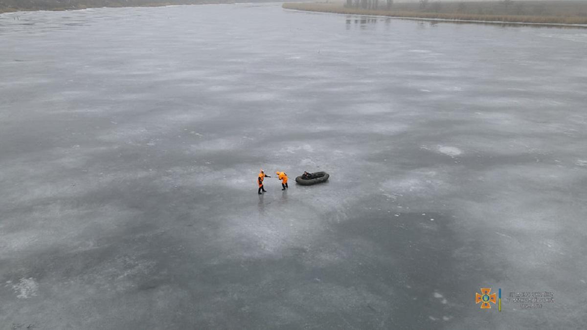 Спасатели в спецкостюмах вытащили пострадавшего из воды в надувную лодку / фото facebook.com/DSNSMYKOL Спасатели в спецкостюмах вытащили пострадавшего из воды в надувную лодку / фото facebook.com/DSNSMYKOL