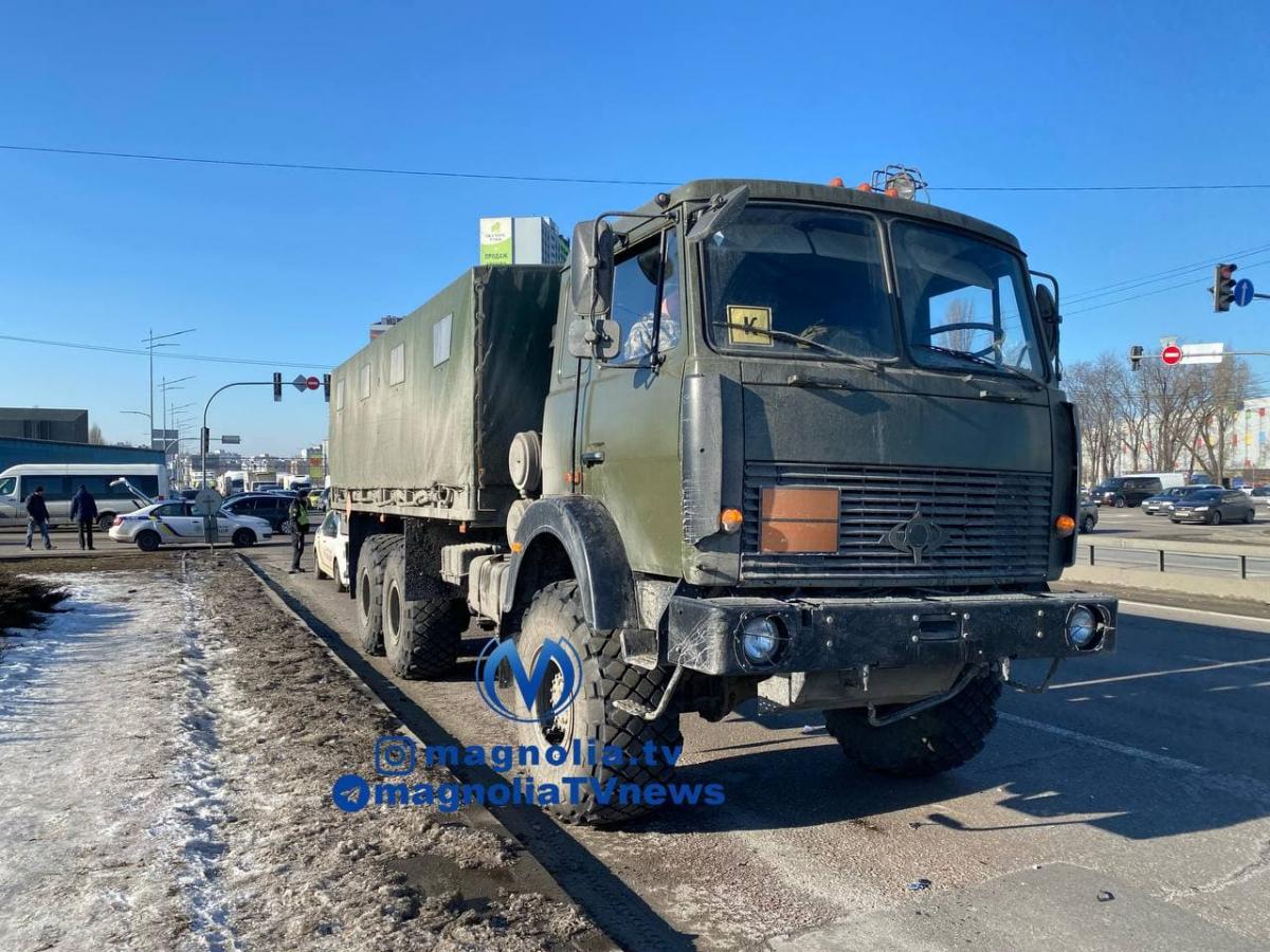 Авария произошла на перекрестке проспекта Николая Бажана и Харьковской площади / фото t.me/magnoliaTVnews Авария произошла на перекрестке проспекта Николая Бажана и Харьковской площади / фото t.me/magnoliaTVnews