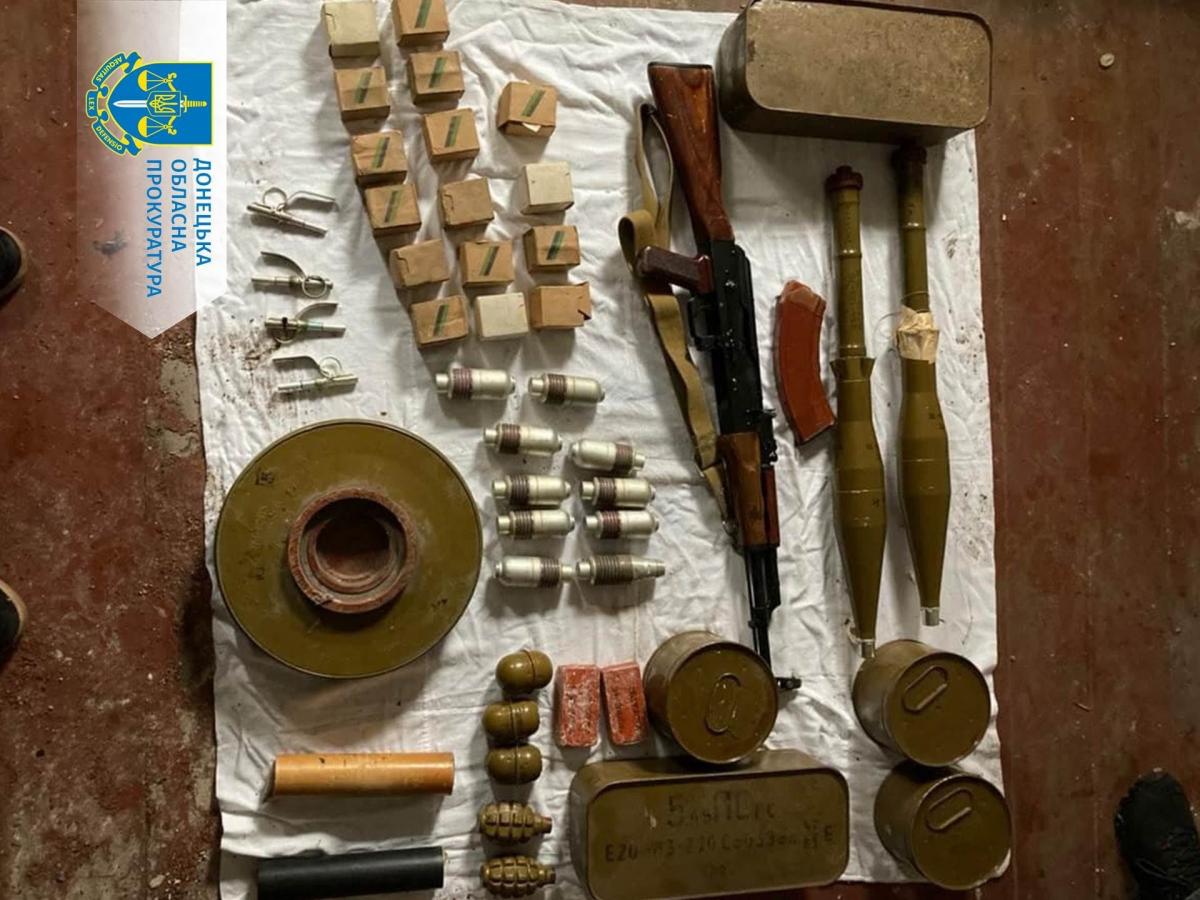 В Донецкой области в доме боевика обнаружили схрон оружия и боеприпасов / фото пресс-служба Донецкой областной прокуратуры