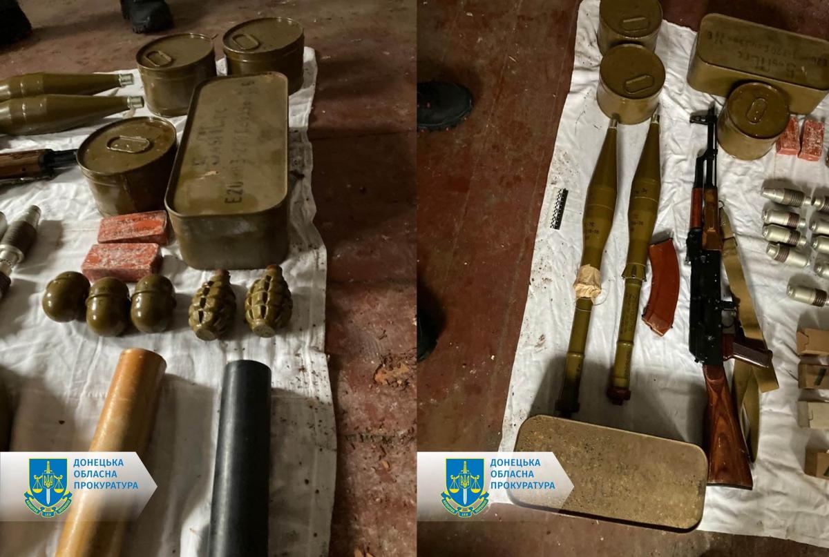 В Донецкой области в доме боевика обнаружили схрон оружия и боеприпасов / фото пресс-служба Донецкой областной прокуратуры