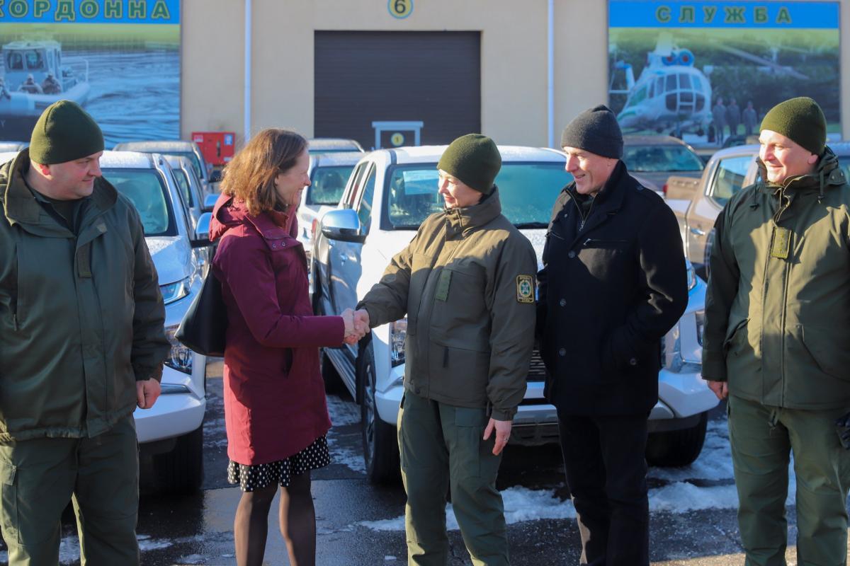 Автівки використовуватимуть для патрулювання важкодоступних районів / фото facebook.com/usdos.ukraine Автівки використовуватимуть для патрулювання важкодоступних районів / фото facebook.com/usdos.ukraine