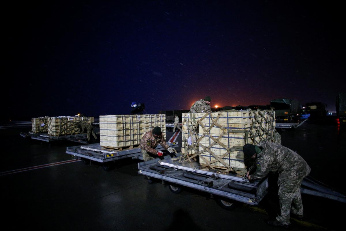 Це вже восьмий вантаж з озброєнням для України / фото REUTERS