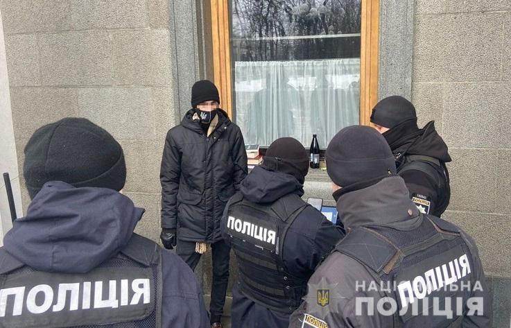 27-річний львів’янин заздалегідь підготував інструмент для пошкодження вікна / фото npu.gov.ua 27-річний львів’янин заздалегідь підготував інструмент для пошкодження вікна / фото npu.gov.ua