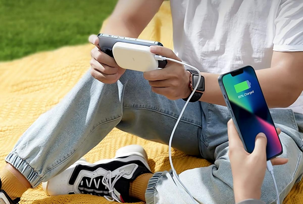 MagSafe-пауэрбанк ESR на 10 000 мАч заряжает два iPhone одновременно / фото ESR MagSafe-пауэрбанк ESR на 10 000 мАч заряжает два iPhone одновременно / фото ESR
