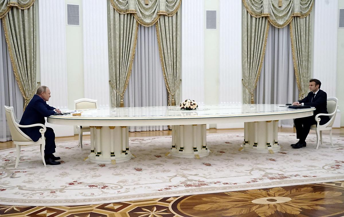 Путин и Макрон часто ранее проводили беседы и рабочие встречи / фото REUTERS Путин и Макрон часто ранее проводили беседы и рабочие встречи / фото REUTERS