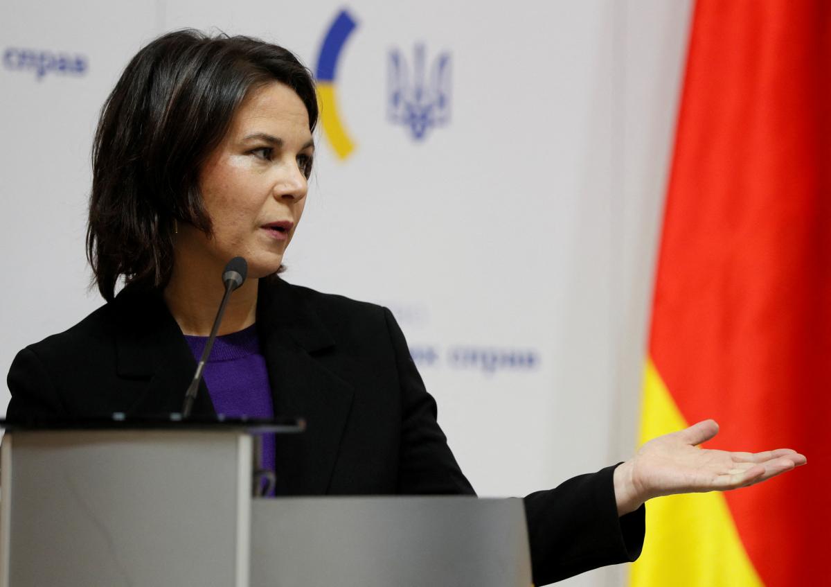 Бербок не поддерживает передачу Украине кассетных боеприпасов / фото REUTERS Бербок не поддерживает передачу Украине кассетных боеприпасов / фото REUTERS