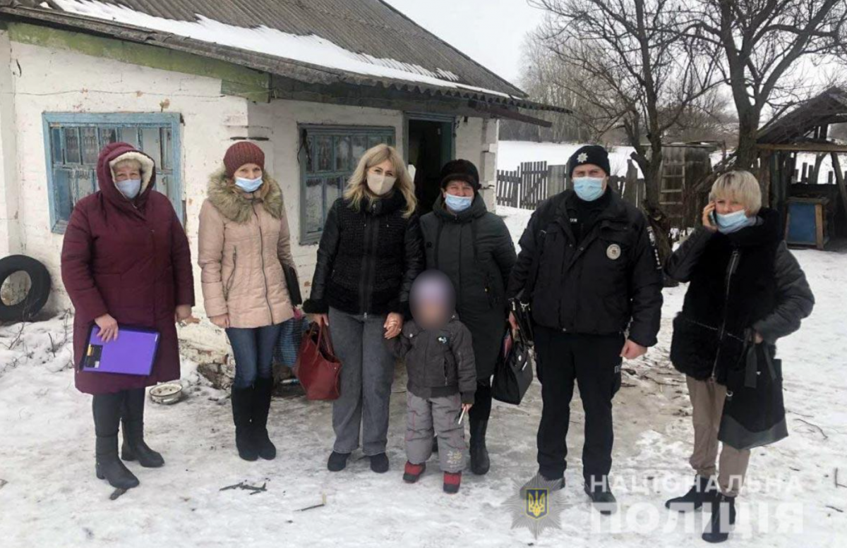 На Полтавщині жінка залишила дитину у холодному будинку / фото Нацполіція На Полтавщині жінка залишила дитину у холодному будинку / фото Нацполіція