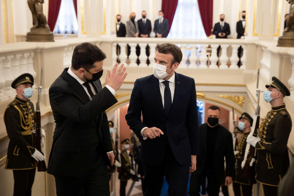 Раніше Зеленський казав, що Макрон радив йому поступитися територією України, щоб "зберегти обличчя Путіна" / REUTERS Раніше Зеленський казав, що Макрон радив йому поступитися територією України, щоб "зберегти обличчя Путіна" / REUTERS