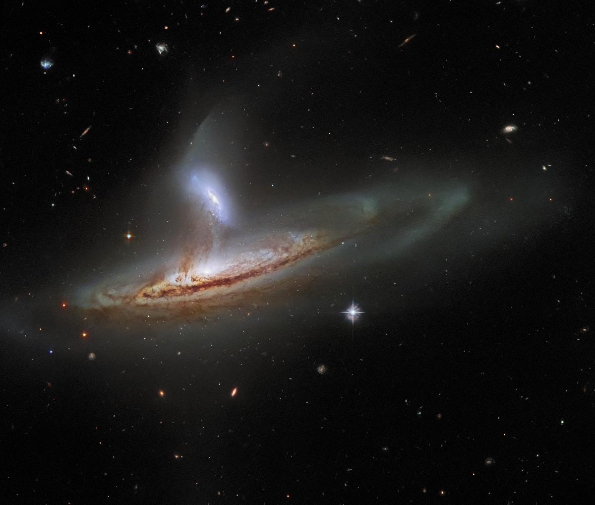 Рідко можна отримати зображення двох галактик, які взаємодіють у такий помітно динамічний спосіб / фото ESA/Hubble & NASA, J. Dalcanton, Dark Energy Survey, DOE, FNAL/DECam, CTIO/NOIRLab/NSF/AURA, SDSS; J. Schmidt