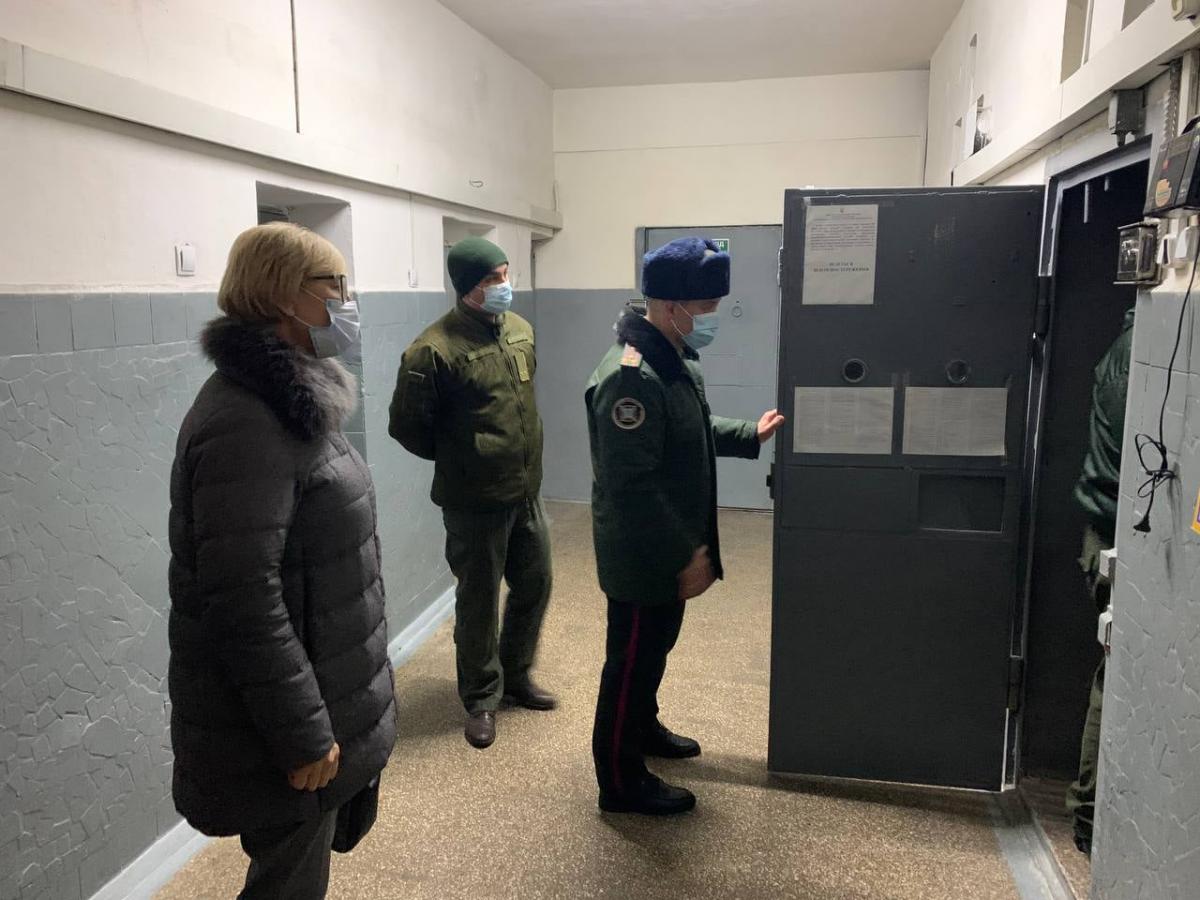 Денісова показала камеру Рябчука / фото facebook.com/denisovaombudsman Денісова показала камеру Рябчука / фото facebook.com/denisovaombudsman