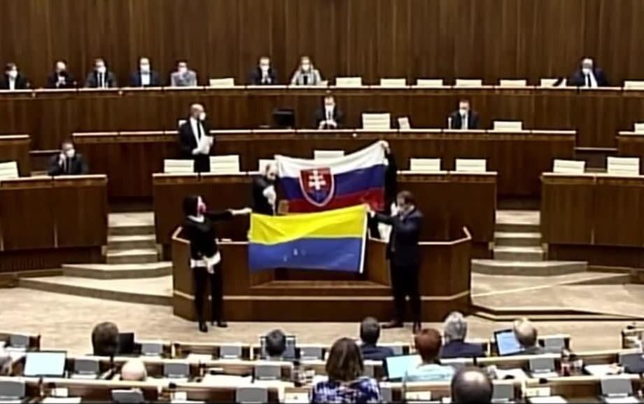 У парламенті Словаччини проросійські депутати осквернили прапор України (відео) У парламенті Словаччини проросійські депутати осквернили прапор України (відео)