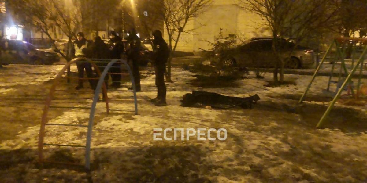 Чоловік лежав на землі без взуття та верхнього одягу / фото - "Вартові Еспресо" Чоловік лежав на землі без взуття та верхнього одягу / фото - "Вартові Еспресо"