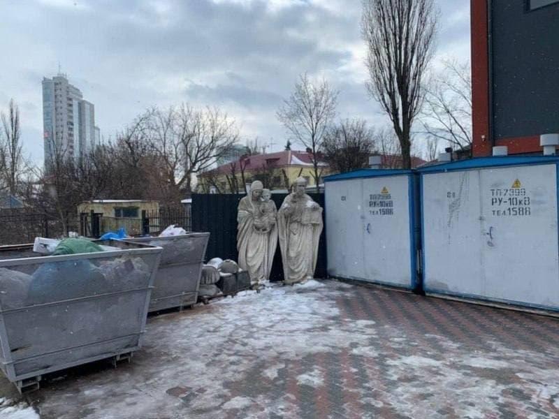 Статуї мають доволі пристойний вигляд \ фото Киев без цензуры Статуї мають доволі пристойний вигляд \ фото Киев без цензуры