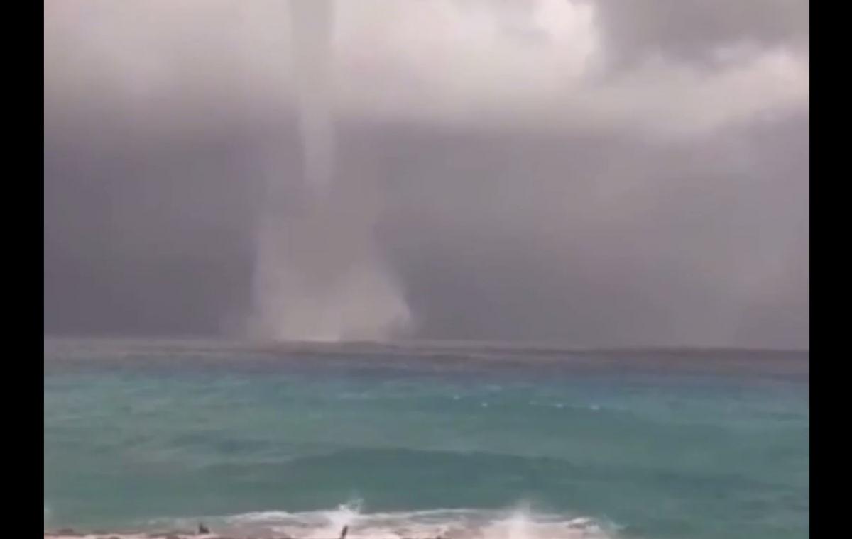 На Кубе водяной смерч вышел на берег / скриншот видео
