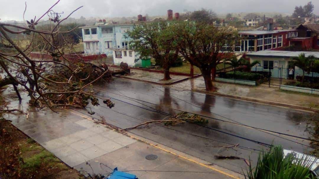 В результате торнадо были повалены электростолбы и деревья / фото cuba.cu
