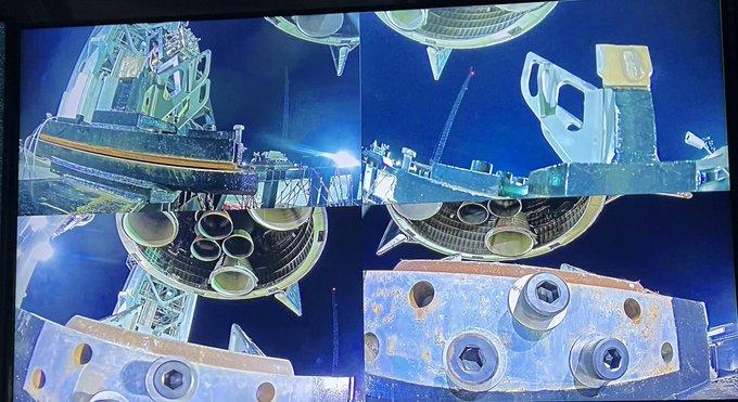 Башенные рычаги "Мехазиллы" подняли ракету на сверхтяжелый ускоритель / фото Twitter Илона Маска