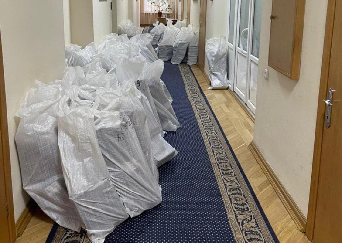 Мешки с документами в коридорах здания Офиса генпрокурора / фото facebook.com/volodymyr.boiko1965